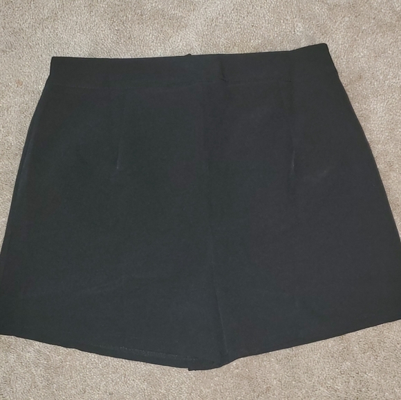 Button Tailored Shorts - Picture 4 of 5